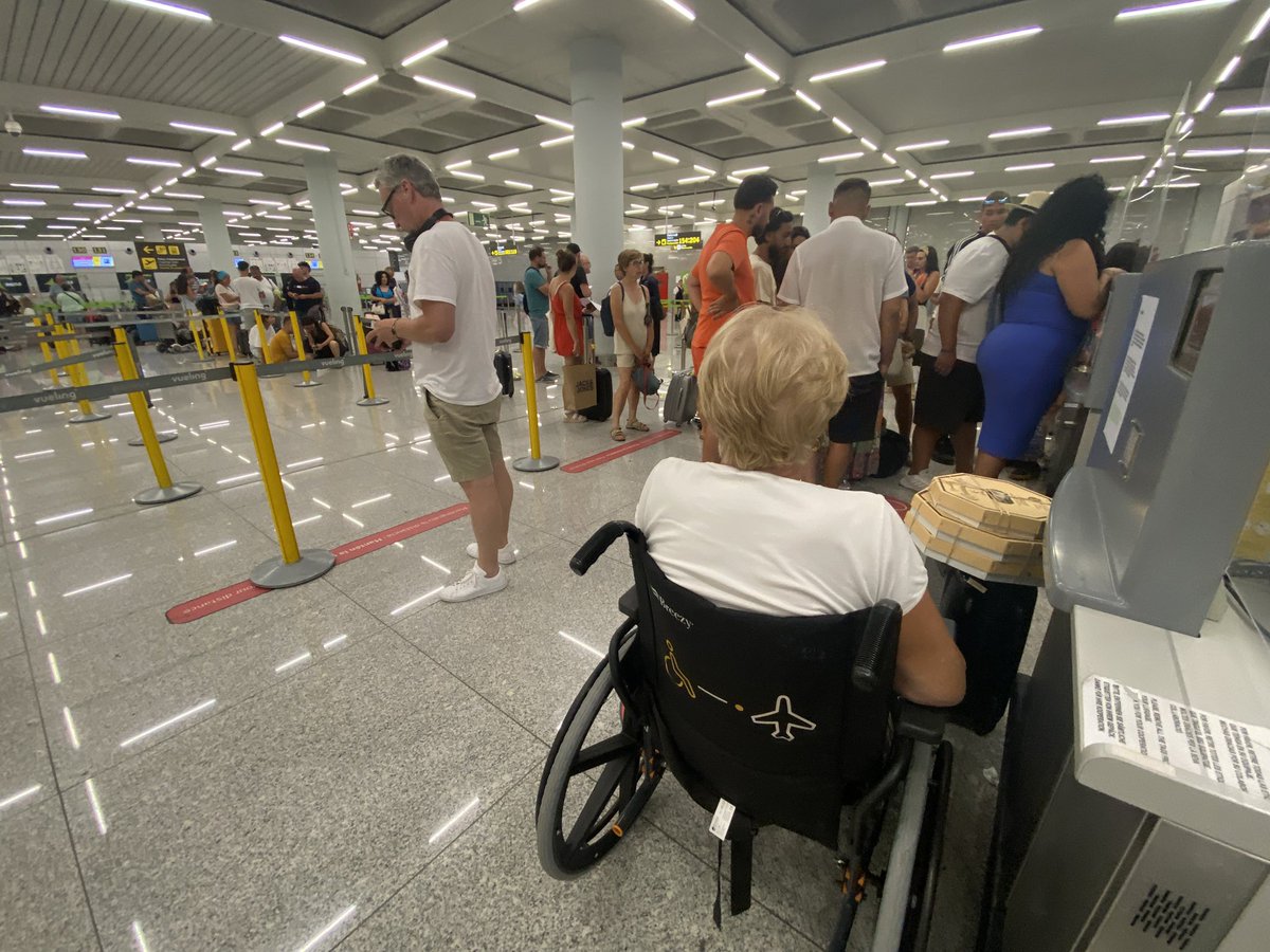 Hola <a href="/vueling/">Vueling Airlines</a> / <a href="/Iberia/">Iberia</a>, no les parece un poco escandaloso que tras cancelar un vuelo a las 22h vuelo sin explicar causa, reubiquen a los pasajeros a varios días vista con la única opción de aceptar la propuesta porque solicitar el reembolso conlleva a no disponer de alojamiento?