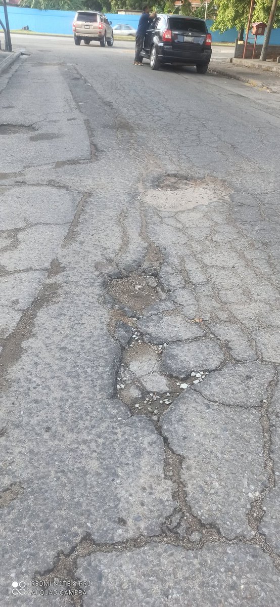 ranseseduardo's tweet photo. Huecos ,cráteres,cuevas en valle 13 de urb la barraca atención @RafaelMaracay21 @MaracayExtrema @MARACAYINFORMA https://t.co/OrcWw7Fpwl