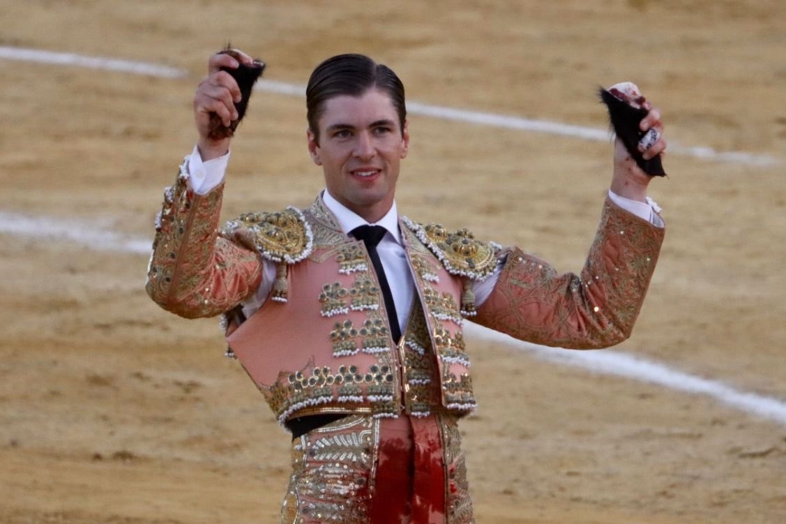 burladerotv's tweet photo. FESTEJO.- José Rojo, Alejandro Mora e Ismael Martín, en hombros en la nocturna de Casar de Cáceres @CircuitoExtr #Extremadura @joserojo97 @IsmaelMartinM @A_Mora_7 https://t.co/MVIREzreRG https://t.co/z28VOb8dJK