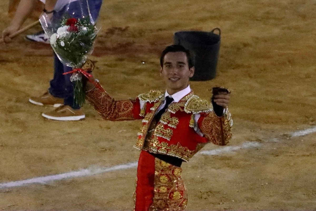 burladerotv's tweet photo. FESTEJO.- José Rojo, Alejandro Mora e Ismael Martín, en hombros en la nocturna de Casar de Cáceres @CircuitoExtr #Extremadura @joserojo97 @IsmaelMartinM @A_Mora_7 https://t.co/MVIREzreRG https://t.co/z28VOb8dJK