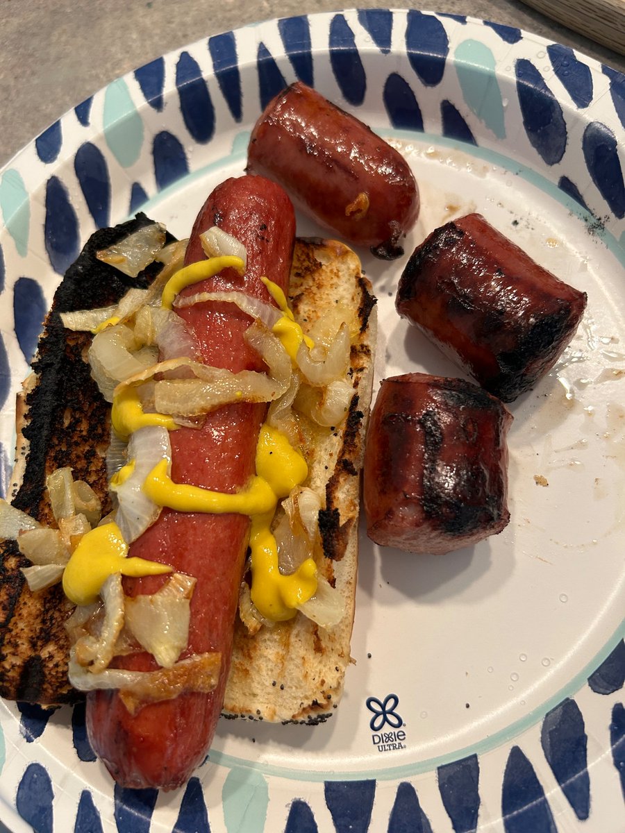 Michael46307's tweet photo. Burnt the bun. Cooking in the rain ๐ง๏ธ #allbeef ๐ https://t.co/6uPbayXOkk