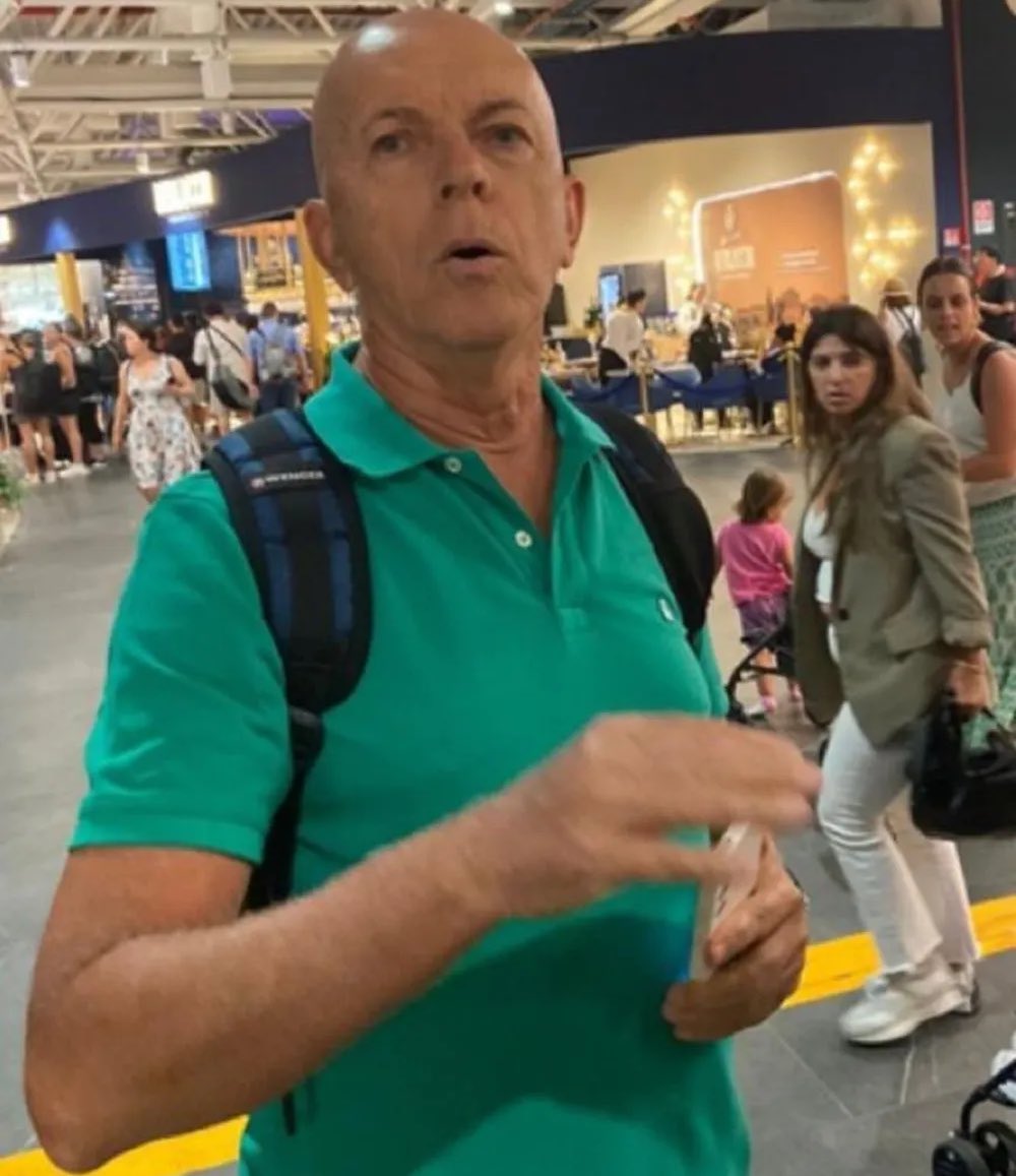 🚨ATENÇÃO: Alexandre de Moraes vai processar os três criminosos que agrediram ele e sua família em Roma por agressão, ameaça, injúria e difamação.

Os envolvidos na ação foram identificados pela Polícia Federal e abordados ao desembarcarem no Brasil na manhã deste sábado (15).