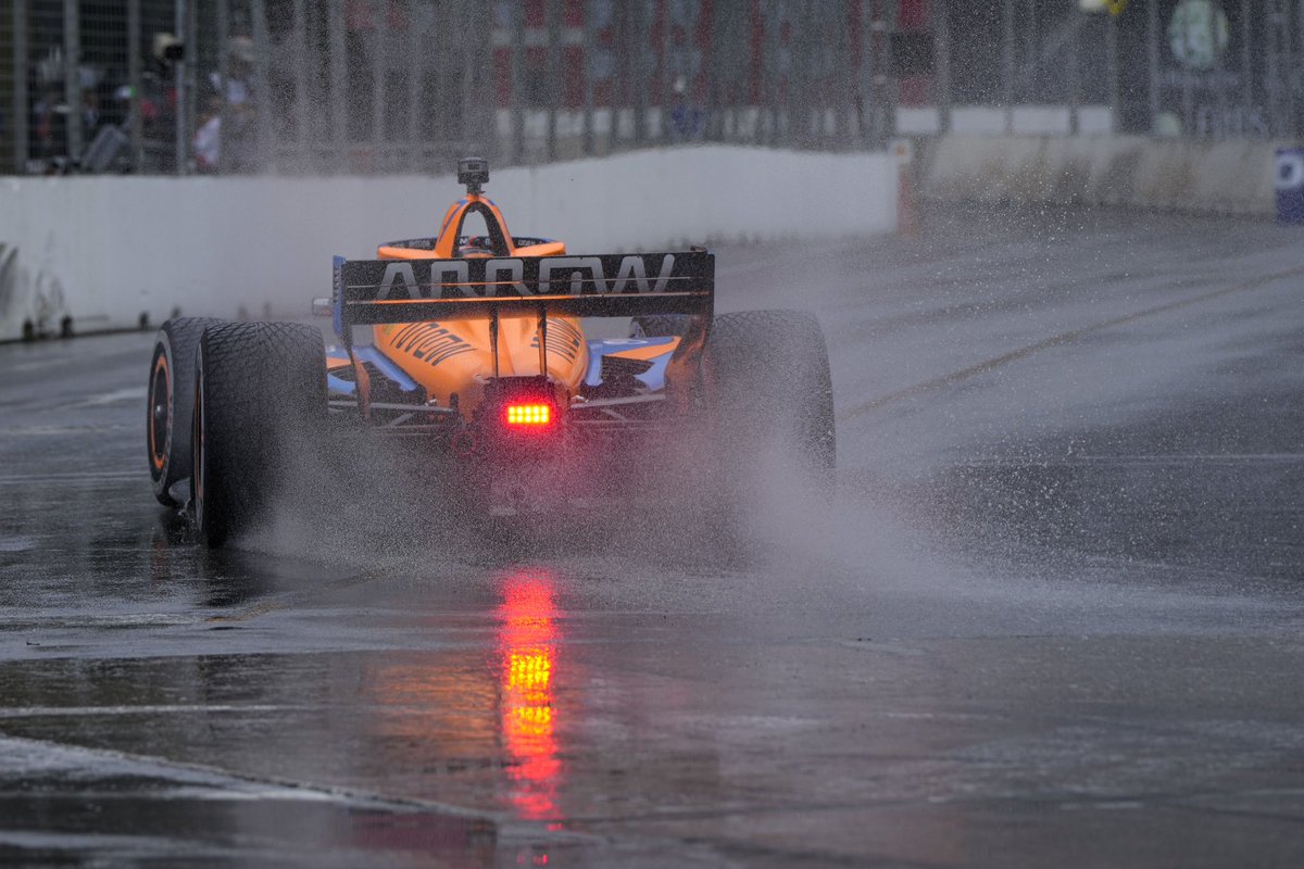 TonyKanaan's tweet photo. 🇺🇸 Tomorrow we’re starting P3, P5 and P26. Great team work fixing Felix’s car.  We’re going green at 1:30 PM ET 💨@ArrowMcLaren 
•
🇧🇷 Largaremos amanhã em P3, P5 e P26. Ótimo trabalho da equipe pra consertar o carro do Felix. Largada 14h30 ao vivo 💨 https://t.co/ASngcdPTRm