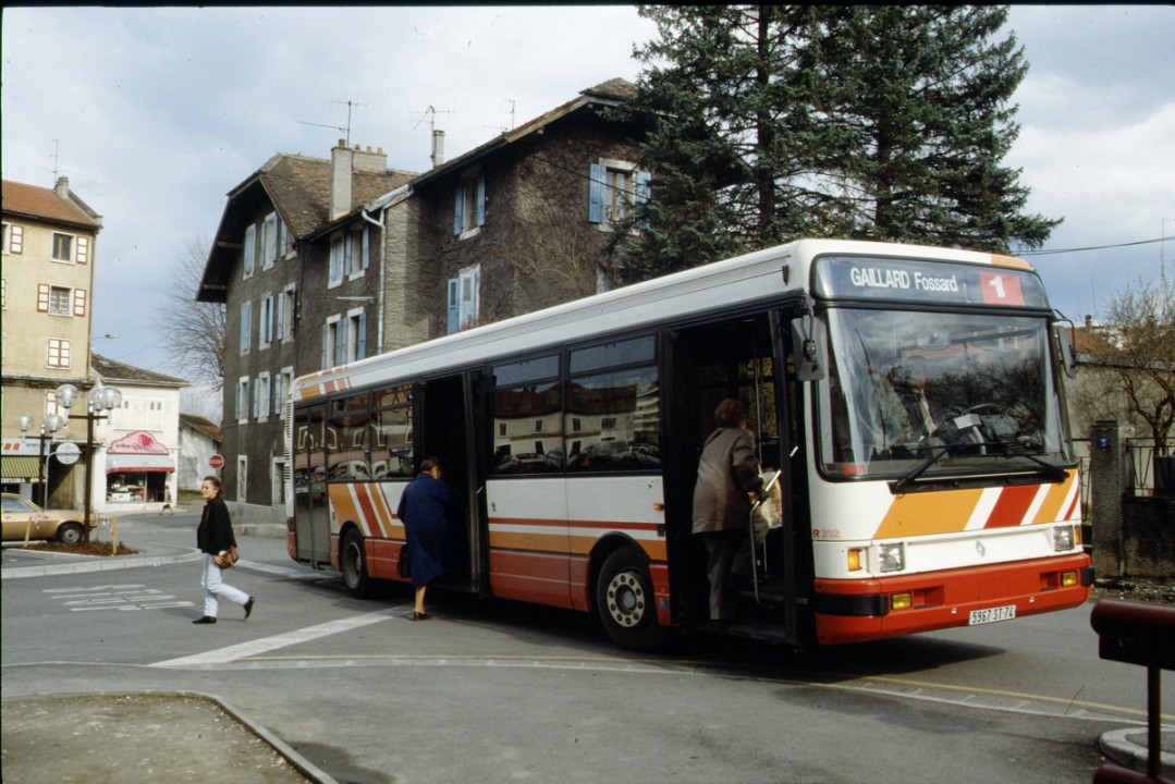 La quatorzième étape du @LeTour s'est élancé @AnnemasseAgglo hier. Le réseau @TACmobilites couvre la ville et ses environs, comme le montre ce Renault R312 surpris à Gaillard quelques mois après sa mise en service. © Éric Tourniquet, 3/1989. flic.kr/p/2oPvUMK