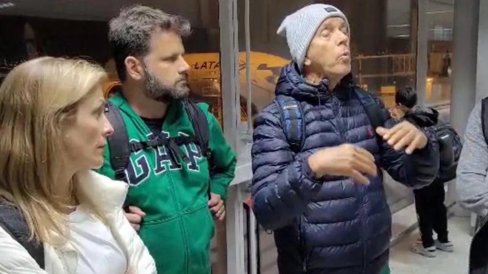 Esses são os três agressores que tiveram a ousadia de atacar com ofensas Alexandre de Moraes e agrediram fisicamente o filho do  Xandão
O Bolsonarismo é uma seita extremista que hospeda o que há de pior