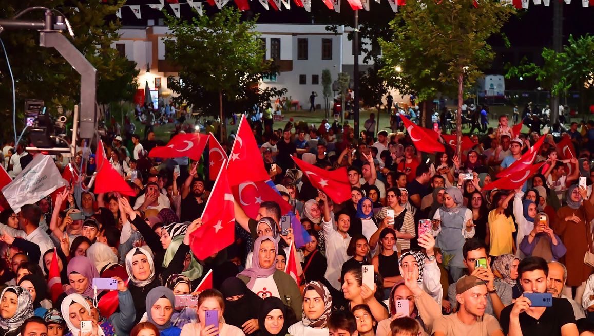 dbakirvalilik's tweet photo. Valimiz @aliihsansu_,

"#15Temmuz Demokrasi ve Milli Birlik Günü" etkinlikleri kapsamında;

📍 Kurşunlu Cami Meydanı'nda gerçekleştirilen

"15 Temmuz Şehitleri Anma Programına" katıldı.

#TürkiyeYüzyılınınKahramanları🇹🇷 https://t.co/Kd4Htln45y