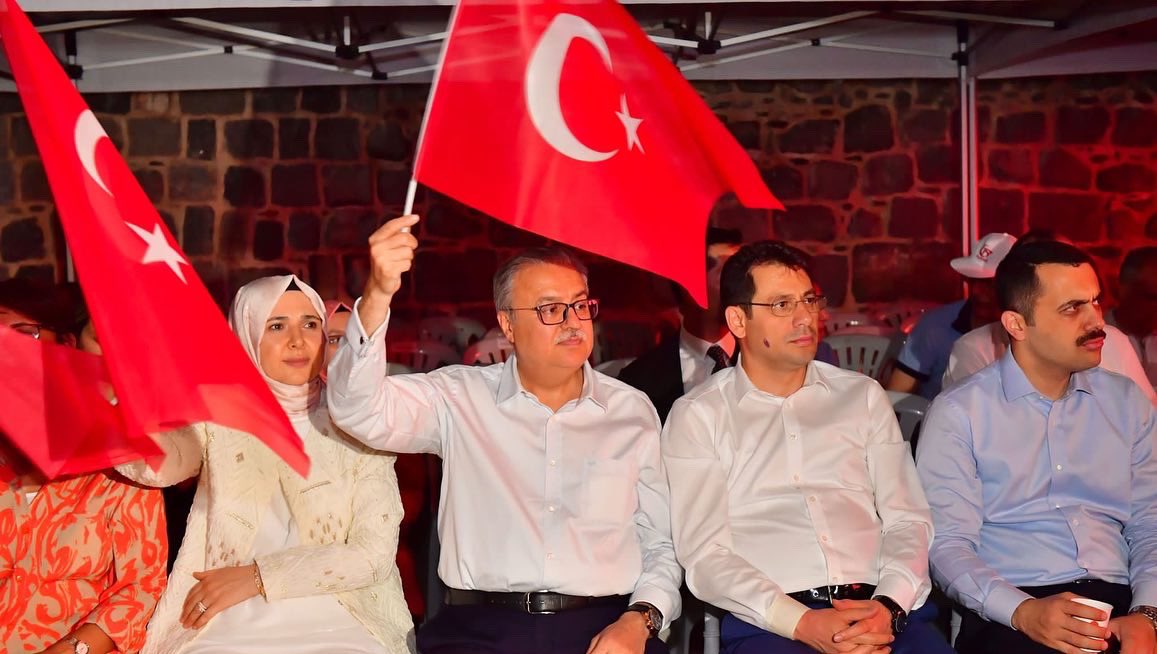 dbakirvalilik's tweet photo. Valimiz @aliihsansu_,

"#15Temmuz Demokrasi ve Milli Birlik Günü" etkinlikleri kapsamında;

📍 Kurşunlu Cami Meydanı'nda gerçekleştirilen

"15 Temmuz Şehitleri Anma Programına" katıldı.

#TürkiyeYüzyılınınKahramanları🇹🇷 https://t.co/Kd4Htln45y