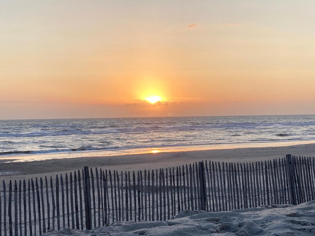 BettinaHortal's tweet photo. @matoo Coucher de soleil du Touquet #EspritHDF #sunset #LeTouquet https://t.co/cjvxH7zyWZ