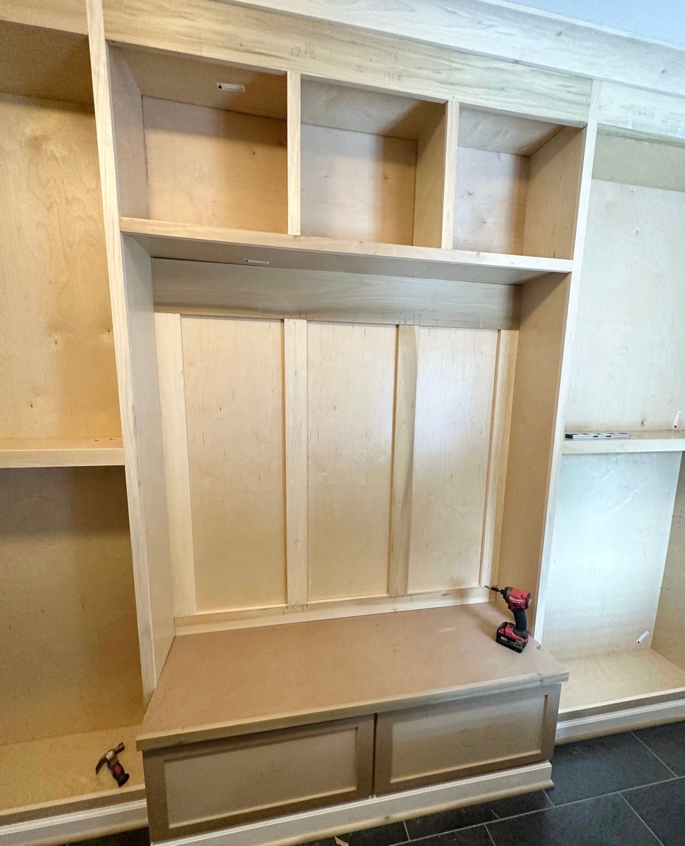 CCFFcompany's tweet image. Transform chaos into elegance with a custom mudroom built-in!
Perfect way to store your everyday items while on the go🏃🏼‍♀️ Final results soon to come...

#mudroom #mudroomgoals #mudroominspo #carpenter #carpentry #homeremodel #homereno #bookcase #bookcaseremodel
