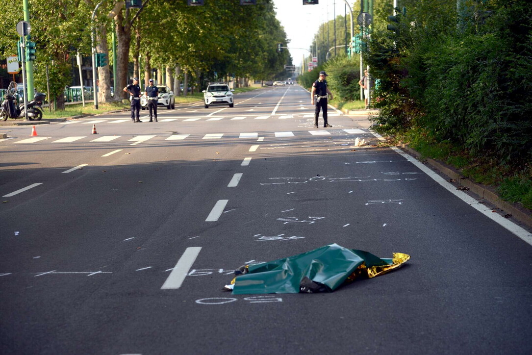 Un 73enne è morto a Milano dopo essere stato investito da una moto sulla strada di viale Fulvio Testi. La Polizia locale sta ancora indagando sulla dinamica dell'incidente. Sul luogo sono intervenute due ambulanze e una macchina medicale. #incidente

ilformat.info/2023/07/16/mil…