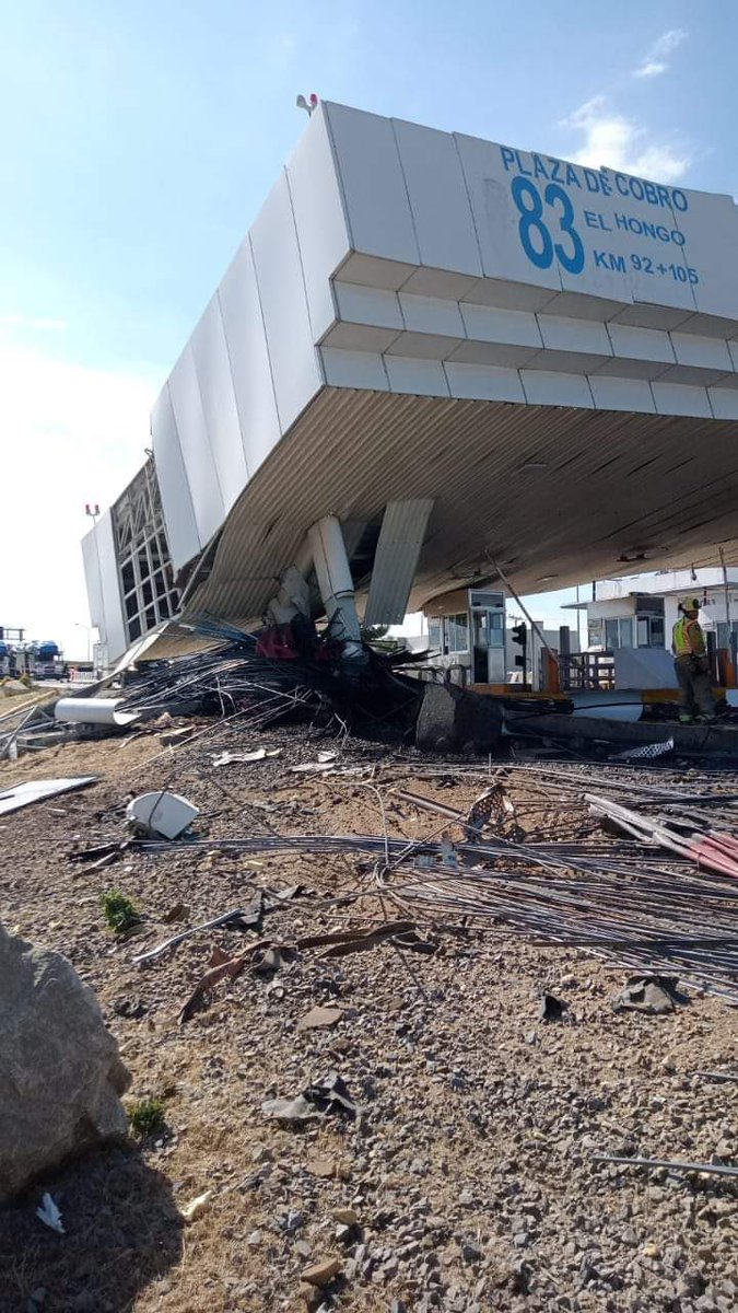 sinreservas620's tweet photo. #Entérate| Un trailer destruyó la caseta de cobro de #Tecate-#ElHongo, en #BajaCalifornia. Una persona falleció. https://t.co/Zq4xMV6yED