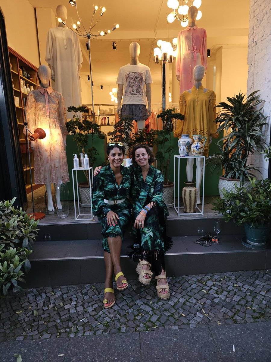 Ich habe den ersten Mantel von  Marcel Ostertag &amp; Peter Hahn 🐓 🥰

Im August 2023 kommt er in die Geschäfte.🥰
Ich liebe diese schöne grüne Farbe🥰

#style #FashionWeek #Berlin #fashionlove #Mantel #Deluxe #MarcelOstertag #grün #PeterHahn #FashionWeekBerlin #Berlin #Dankbarkeit