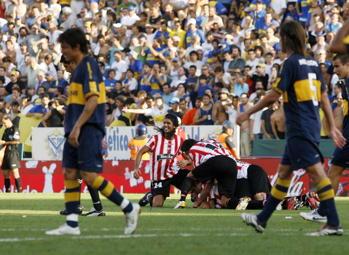 PoliticaEnRiver's tweet photo. ADIVINÁ EL EQUIPO

En 2006 tenía que sacar 1 punto de 9 para ser tricampeón. Tenían los afiches listos. Perdió todos! 

Fue a una final en cancha neutral. Jugaba Gago, crack. La iba ganando contra el equipo de blanco y rojo. Se la dieron vuelta.

Otra pista? No existen más. https://t.co/fIPK2bmIBR