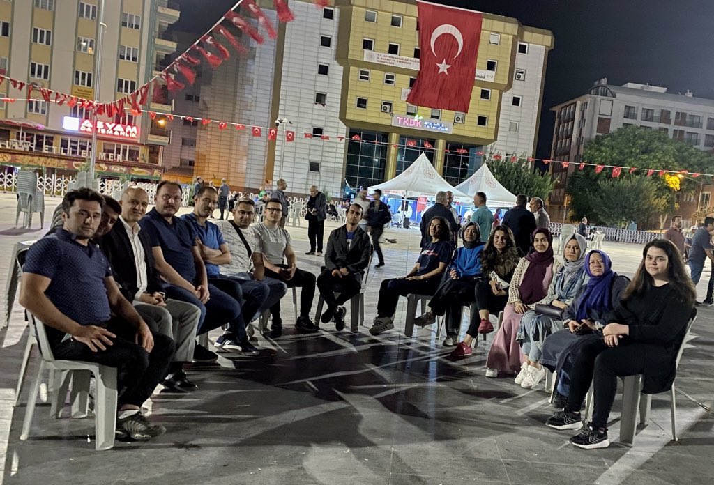 AfyonSYDV's tweet photo. S.Y.D Vakfı personellerimiz ile ilk günkü gibi bugün de meydanlardayız.

15 Temmuz’u muhafazasız elleriyle, tankları durdurarak tarih yazan şehit ve gazilerimize selam olsun.

@tcailesosyal 
@Mahi_Nur 
@ashb_sygm 
@AfyonValiligi 
@kubrayigitbasi 
@YamanSenol03 https://t.co/UHL2GH4QbR