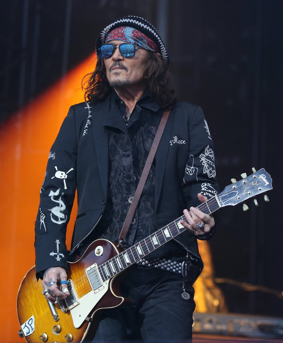 Beyond_Vision_'s tweet image. Can you name that celebrity recently spotted rocking out in @ditaeyewear? 👀