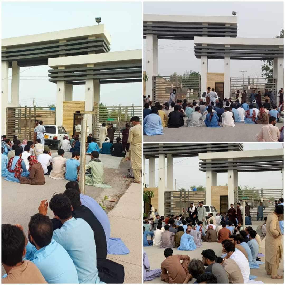 StudentsAction2's tweet photo. طلبا کو اس تهپتی گرمی میں ٹینٹ لینے کی بهی اجازت نهیں، پولیس کا ٹینٹ واپس دینے کے بعد آج یونیورسٹی ایڈمنسٹریشن نے ٹینٹس گیٹ میں داخل هونے سے روک دیے، طلبا نے مطالبہ کیا کہ جب تک همارے ٹینٹس نهیں دیے جاتے تب تک هم یونی کے مین گیٹ سامنے دهرنا دیں گے...
#justiceforbuetkstudents https://t.co/kTbBcFlCCy