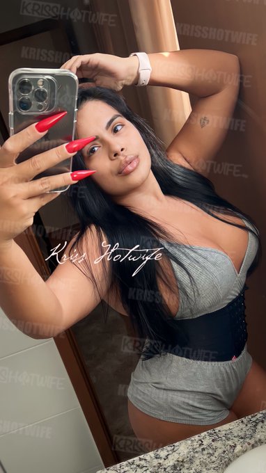 Mood de s&aacute;bado como eu gosto, em ksa e pijaminha 🥰 E vcs? S&atilde;o baladeiros ou caseiros? https://t.co/7