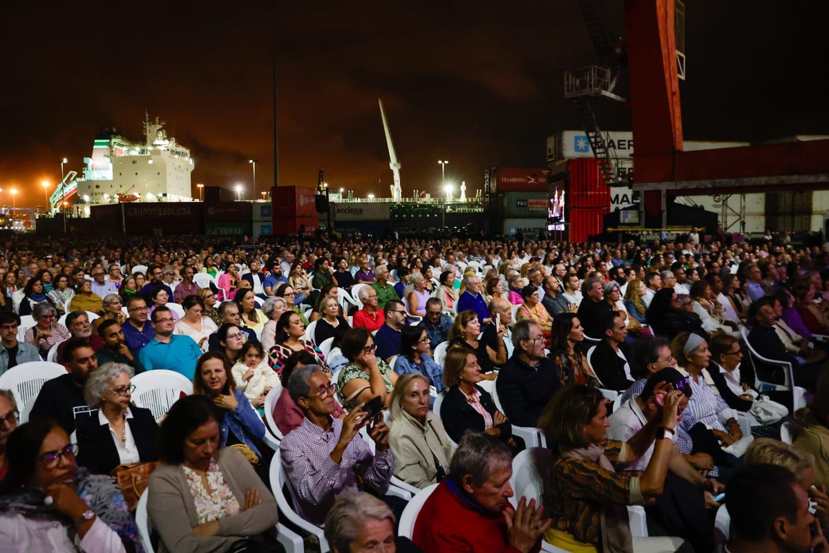 CarolinaDarias's tweet photo. Disfrutando de una de las citas  musicales referentes en #LPGC: el 'Concierto entre  Contenedores' en @BoludaCM,  un singular y espectacular evento totalmente consolidado en  @LPATemudas que es ejemplo de la originalidad y de la efervescencia  creativa de nuestra ciudad. https://t.co/LcqAEGQbqi