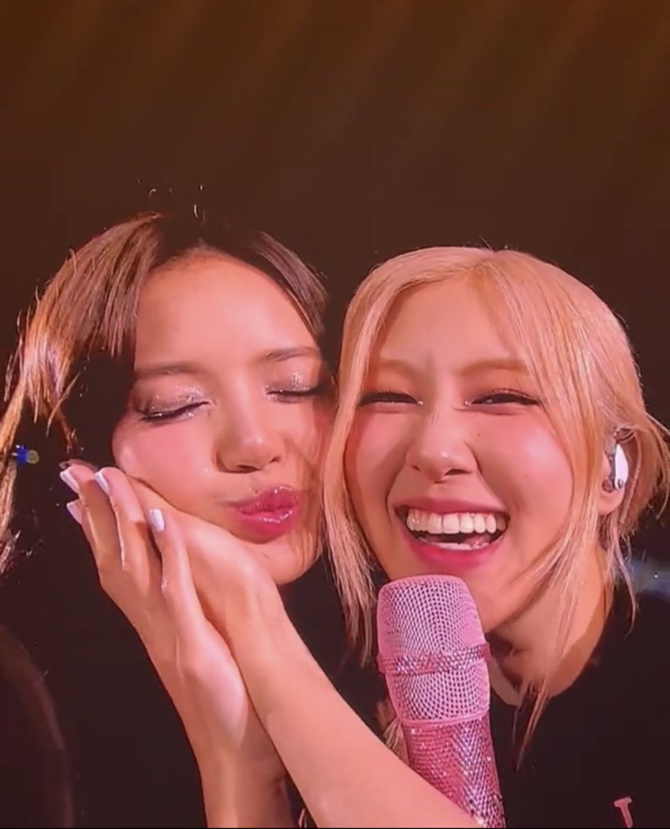 💙🤍🌹MyROSÉ🌹🤍💙 tweet media