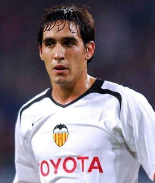 HOY ES EL CUMPLEAÑOS DEL 14 MAS GRANDE DE LA HISTORIA DEL VCF , EL PUÑAL DE BENICALAP , UN MITO, UNA LEYENDA DEL VALENCIANISMO 🦇💙❤️💛VICENTE RODRIGUEZ!!!!MUCHISIMAS🎂👏 FELICIDADES !