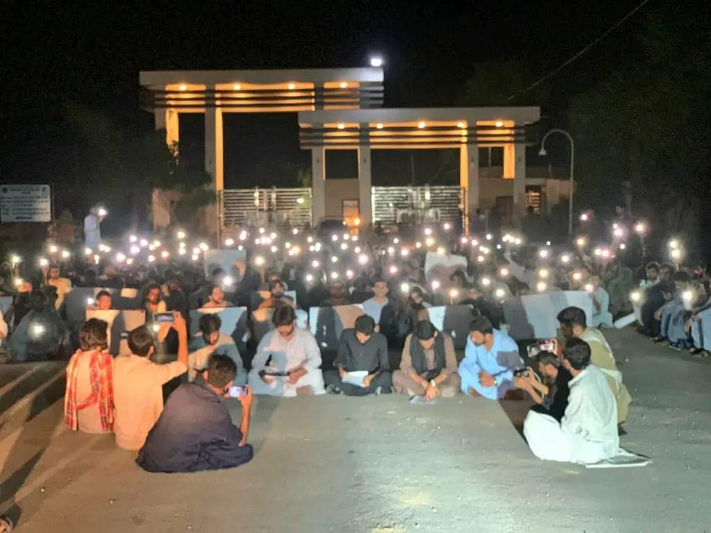 StudentsAction2's tweet photo. بلوچستان کے طلبہ دور دراز علاقوں سے یہاں پر تعلیم حاصل کرنے کے لیے آتے ہیں اور ہمارا تعلیمی نظام ان کو مجبور کر دیتا ہے کہ وہ آج سڑکوں پہ سو رہے ہیں خدارا سٹوڈنٹ کے مسئلوں پر غور و فکر کیا جائے یہی طلبہ بلوچستان کی مستقبل ہے لائبریریوں کی بجائے روڈوں پر ہے  
#Balochistan https://t.co/DEUnZpDp8N