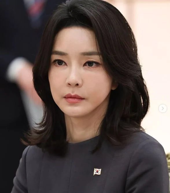 federicoalves's tweet photo. Y así luce la esposa del presidente de Corea del Sur 🇰🇷 a sus 50 años.
Que Magia es esta ? https://t.co/1d7SEPohpq