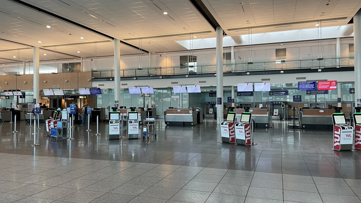 mina_adame's tweet photo. 5pm at YUL airport in Montreal, zero @united folks to help at the counter. Can I get someone to help me get home? You canceled my flight, made me miss my connection… and now I’m going to have to get a room for the night. What the hell is going on? https://t.co/f146OujzEL