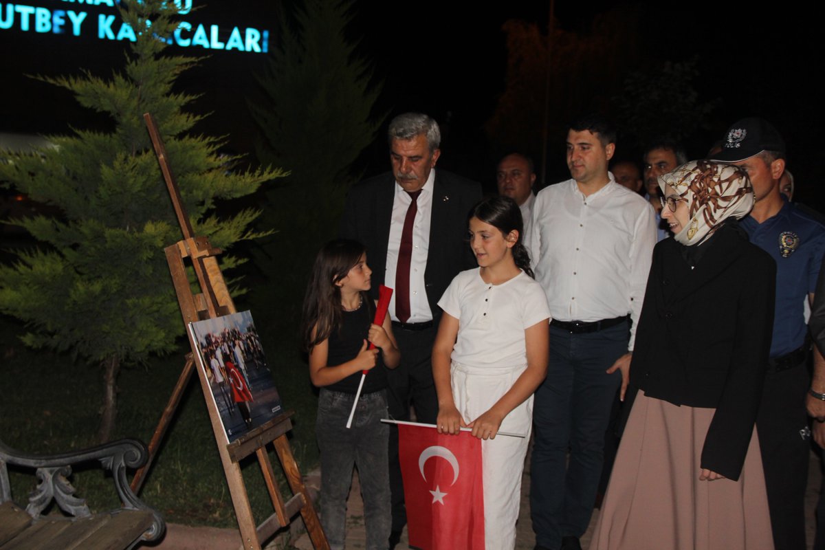 15 Temmuz Demokrasi ve Millî Birlik Günü Anma Etkinlikleri kapsamında İlçemiz halkının katılımlarıyla Demokrasi ve Millî İrade Yürüyüşü gerçekleştirildi.

Ardından hain darbe girişimi sırasında yaşananları içeren fotoğraf sergisinde, necip milletimizin kahramanlıkları hatırlandı.