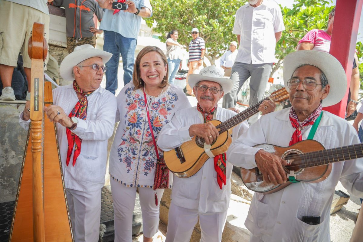 XochitlGalvez's tweet photo. ¡Ya llegamos a #Veracruz!

Nos reunimos con pescadores del Puerto para platicar y comernos un delicioso ceviche. 😋

 ¿Cuál es tu platillo veracruzano favorito? Te leo. 👇🏼

#FírmaleX 
#MéxicoMereceMás

https://t.co/PB7NwcLUzU https://t.co/mwnhRxNRwJ