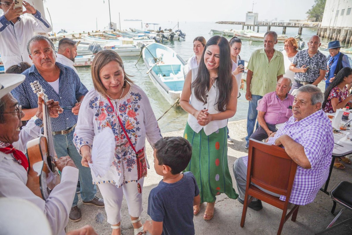 XochitlGalvez's tweet photo. ¡Ya llegamos a #Veracruz!

Nos reunimos con pescadores del Puerto para platicar y comernos un delicioso ceviche. 😋

 ¿Cuál es tu platillo veracruzano favorito? Te leo. 👇🏼

#FírmaleX 
#MéxicoMereceMás

https://t.co/PB7NwcLUzU https://t.co/mwnhRxNRwJ