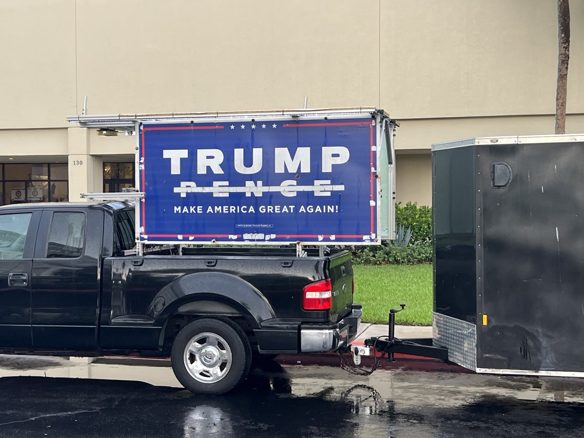 DocReichenbach's tweet image. ‼️ When I went to the Club 47 event last week in West Palm Beach I saw this parked in front and laughed my head off.

🤨 I am not a Pence fan and after his round of questioning with #TuckerCarlson the other day I will never support him, period!

#club47 #mikepence #byrondonalds