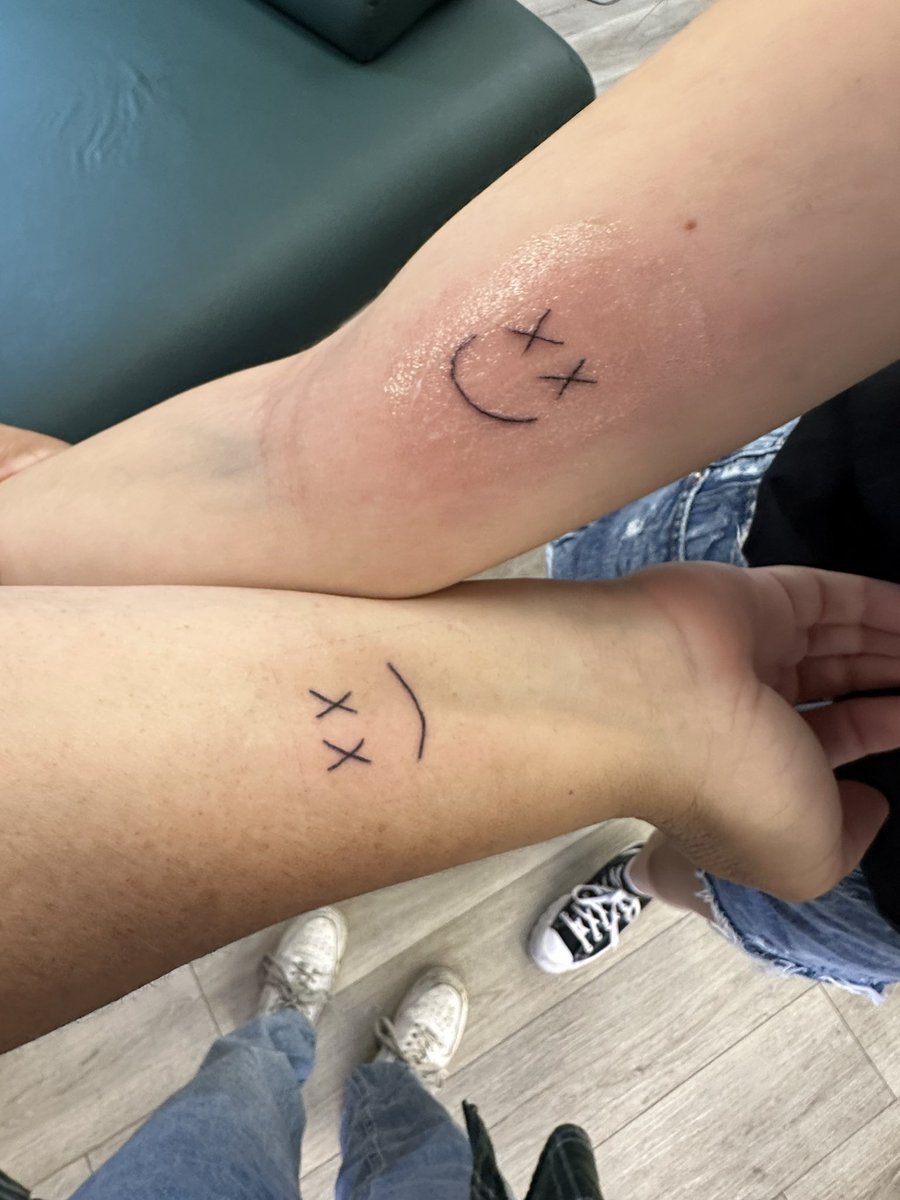 caitlyn__hill's tweet photo. got Louis on me forever @Louis_Tomlinson https://t.co/3oWc5fhvbR