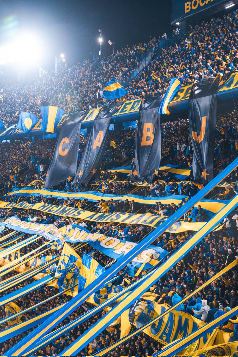 Acá no hace falta ser campeón para ir a la cancha, para alentar, para saltar de alegría en la tribuna. Fuimos, somos y seremos distintos TODA LA VIDA.