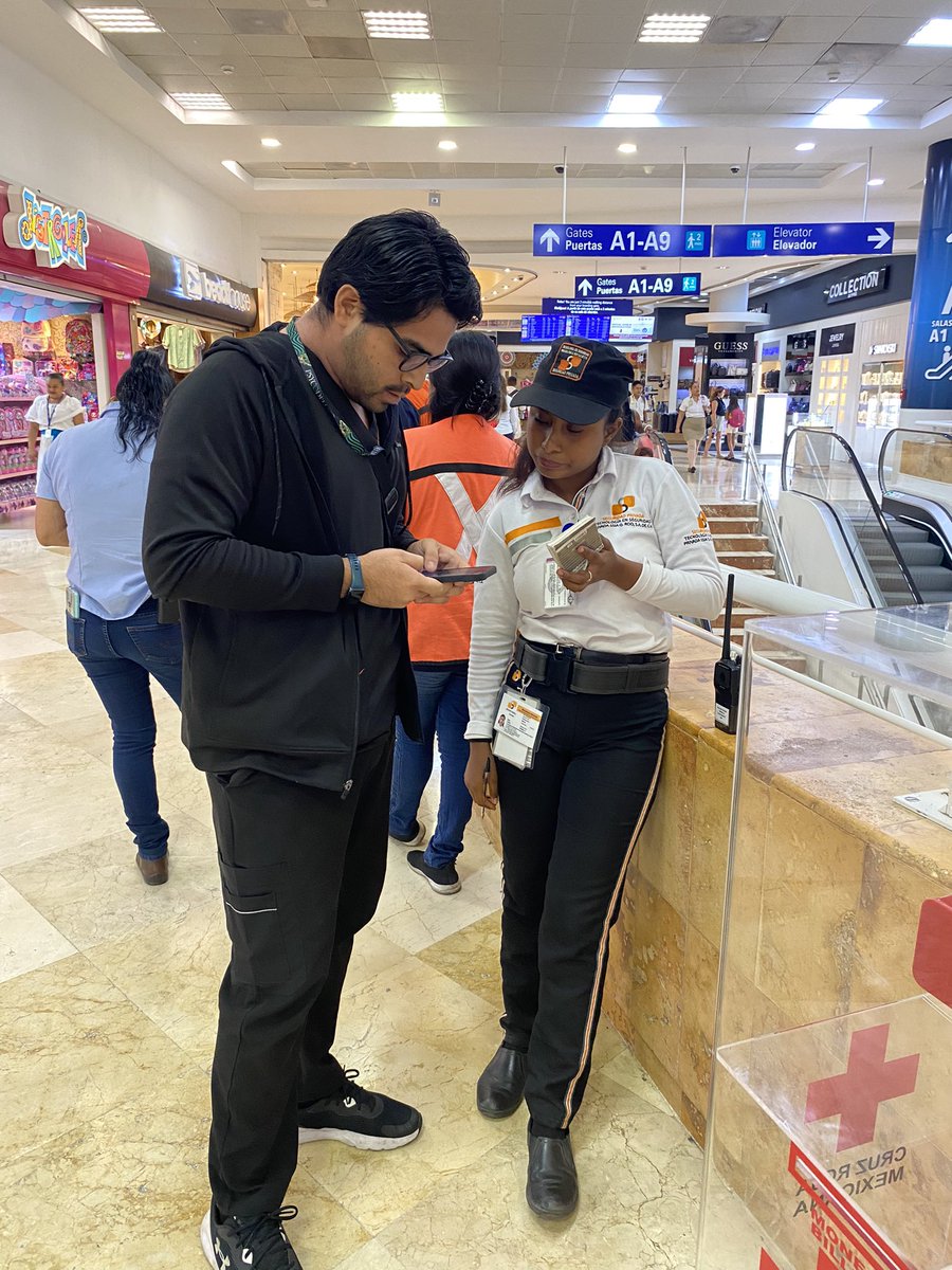 MilyNaveja's tweet photo. Pseudo doctor encargado d las emergencias d salud en el @Cancun_airport acaba d negarle la atención a una adulta mayor d @costarica posterior a caerse en el aeropuerto Xq estaba el piso mojado @MaraLezama calvario pisar @GobQuintanaRoo y además @viajaVolaris le vendió su vuelo https://t.co/lmZIKeS6r0