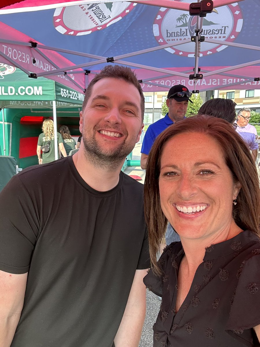 MarneyGellner's tweet photo. Hangin with @CoryCove at @ticasino tonight! #ohgoodforyou #wingsandbrew 🍗🍺 https://t.co/A2bOeZ5R41