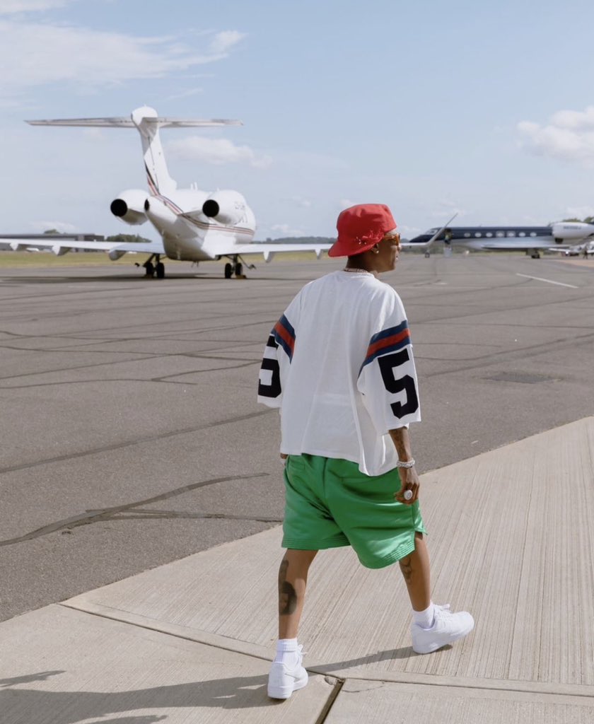 HeisPunkie's tweet photo. Big 33 @wizkidayo......
Biggest Bird https://t.co/gzZy1NtOqB
