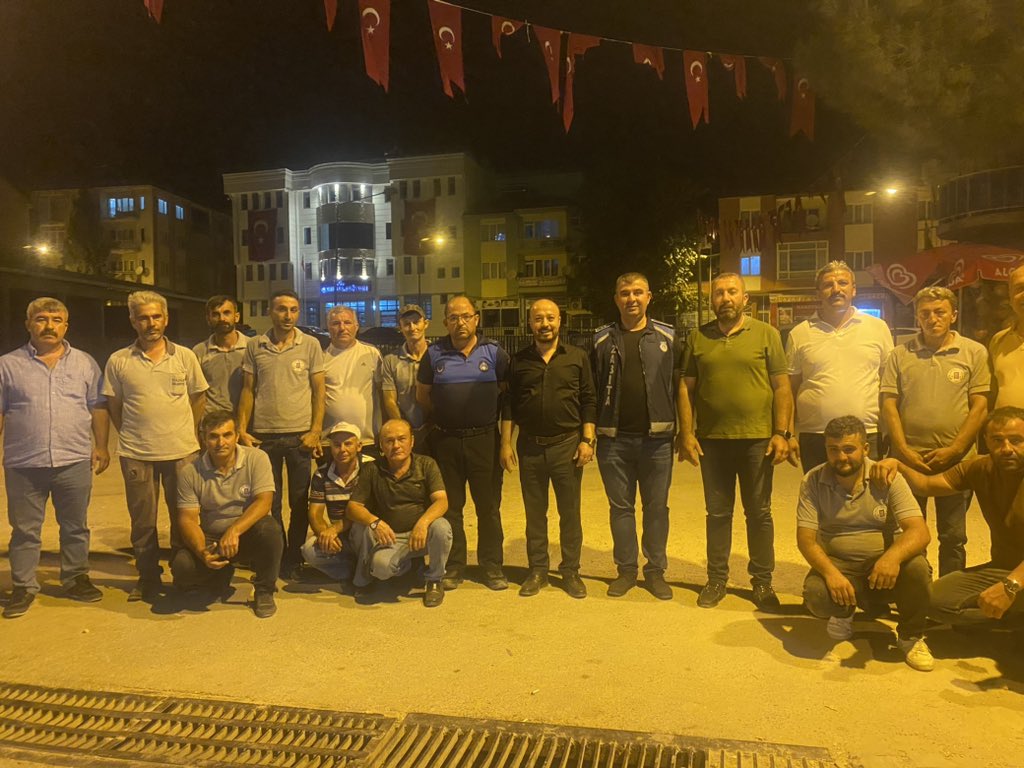 Her zaman her yerde belediyemiz emekçileri işlerinin başında. 
Bazen haksız yere zan altında bırakılsalarda. 
Emeğinize sağlık arkadaşlar 👏