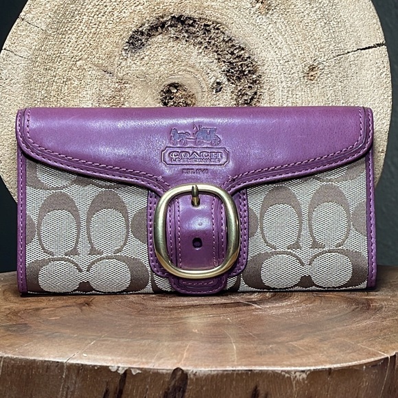 ash5280's tweet photo. So good I had to share! Check out all the items I'm loving on @Poshmarkapp #poshmark #fashion #style #shopmycloset #coach #honeypunch: https://t.co/VsViPHDYpV https://t.co/LFIMeTvK9y