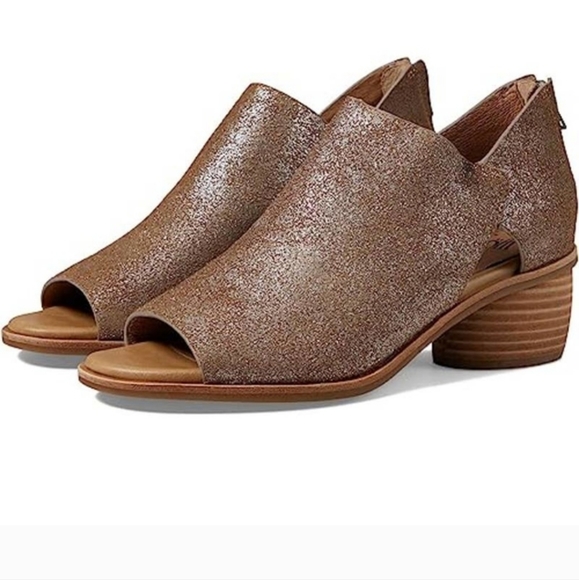 strawberryrn73's tweet photo. So good I had to share! Check out all the items I'm loving on @Poshmarkapp #poshmark #fashion #style #shopmycloset #sofft: https://t.co/NK8M7m2GYl https://t.co/SeQfthehan
