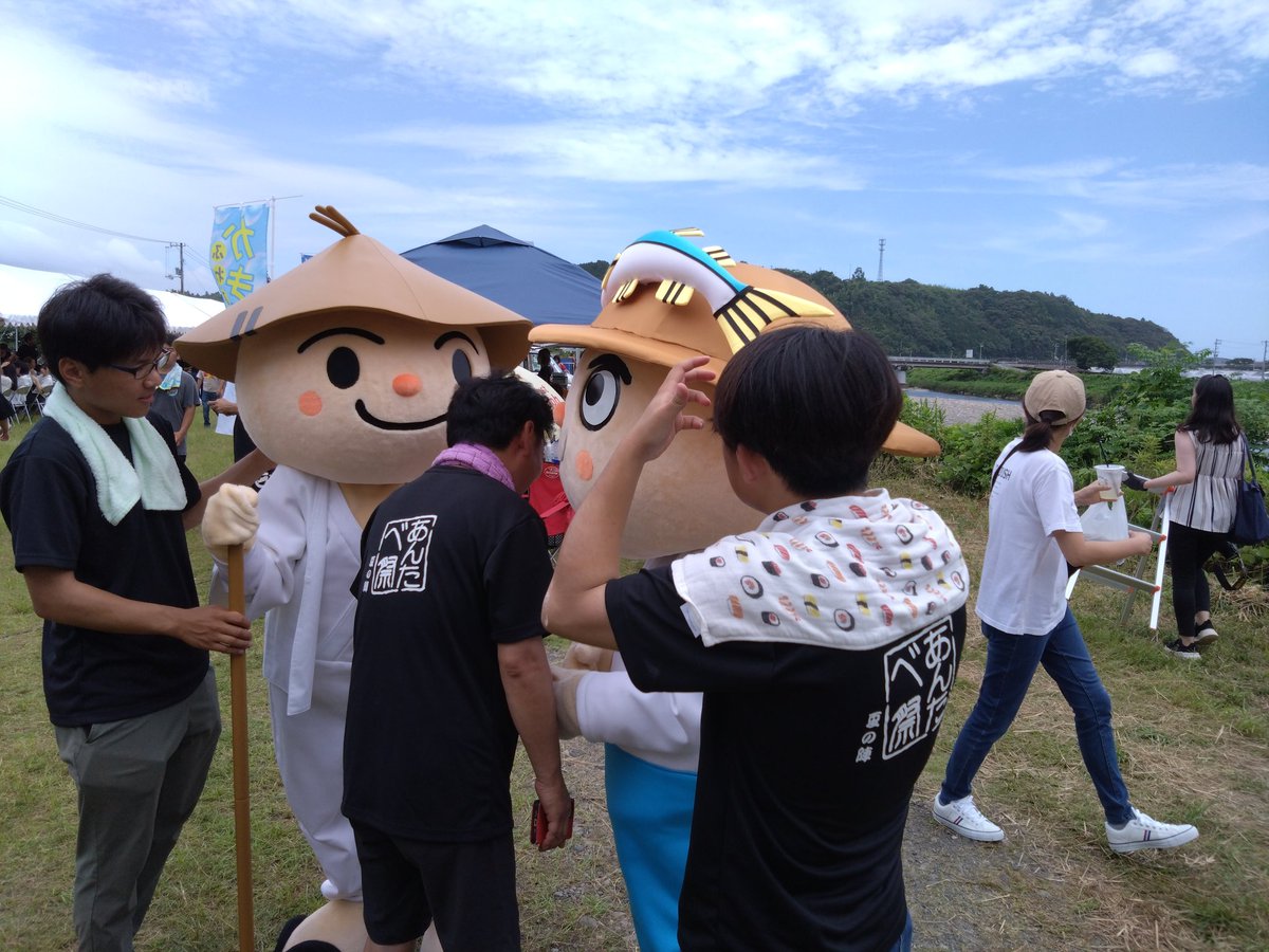 こんにちは、あんたべです。
昨日安田町で「あんたべ祭.夏の陣」を開催しました。まる一日開催でたくさんの方にお越しいただきました。

キッチンカーでは地元の食材を使った料理・スイーツが並び大盛況でした。また、よさこい演舞や音楽ライブも大変賑わいました。

次回の祭りは11/3を予定しています