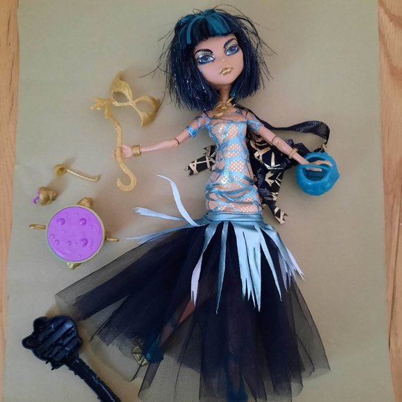 Moni98422873's tweet photo. So good I had to share! Check out all the items I'm loving on @Poshmarkapp #poshmark #fashion #style #shopmycloset #lululemonathletica #monsterhigh: https://t.co/TJEawue8kJ https://t.co/InsktH85ub