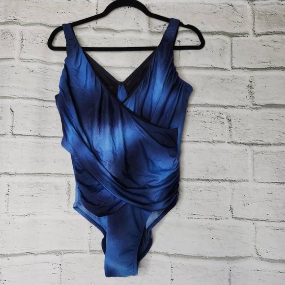 Fancylike21's tweet photo. So good I had to share! Check out all the items I'm loving on @Poshmarkapp #poshmark #fashion #style #shopmycloset #louisvuitton #miraclesuit #redvalentino: https://t.co/4zhYBPZRTb https://t.co/jQeAlRtaxO