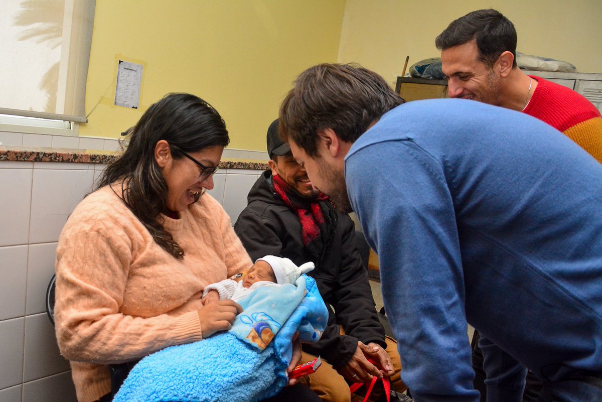 👪#QunitaBonaerense sigue llegando a más familias de <a href="/BAProvincia/">Gobierno PBA</a>

Hoy en el Htal. Narciso López de #Lanus hicimos entrega de Kits Qunita a Mateo, Natanael, León y sus familias. Además continuarán los cuidados y acompañamiento hasta los 3 años de cada uno
#UnProgramaParaCrecer 🤍