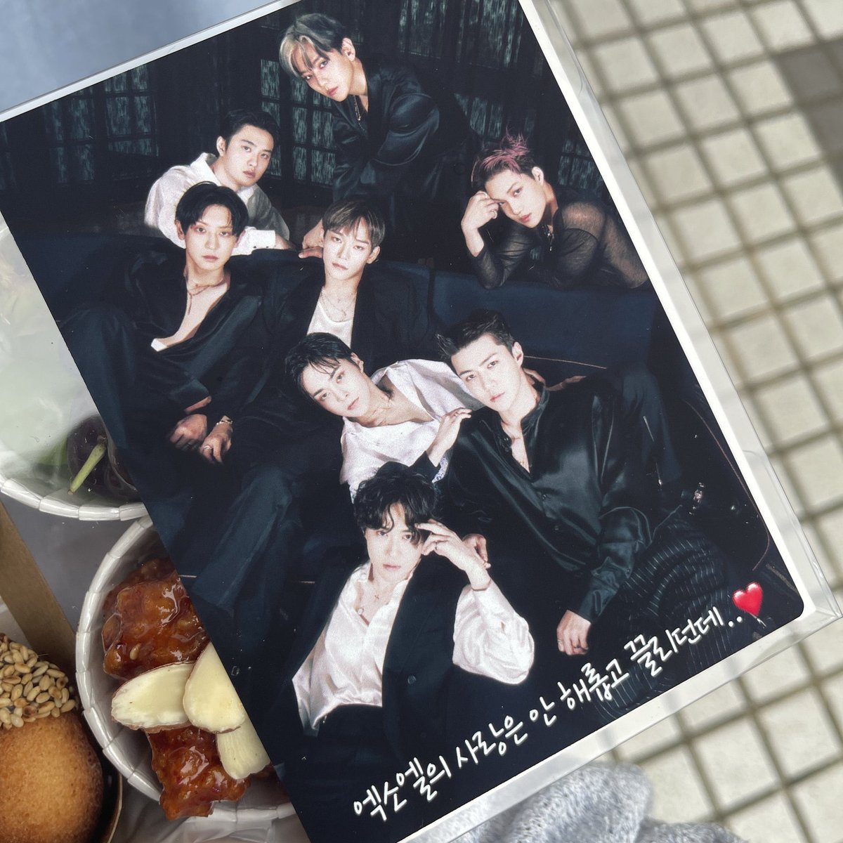 ZvT1lp's tweet photo. 今日のインガでエリ達にお菓子セットをプレゼントしたEXOちゃん達素敵😭 https://t.co/qMNEiyJMTc