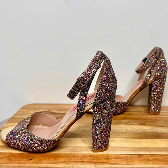 AshvaBoutique's tweet photo. So good I had to share! Check out all the items I'm loving on @Poshmarkapp #poshmark #fashion #style #shopmycloset #houseofbarker #betseyjohnson: https://t.co/285D9Kl1Pq https://t.co/jukz9kgPei