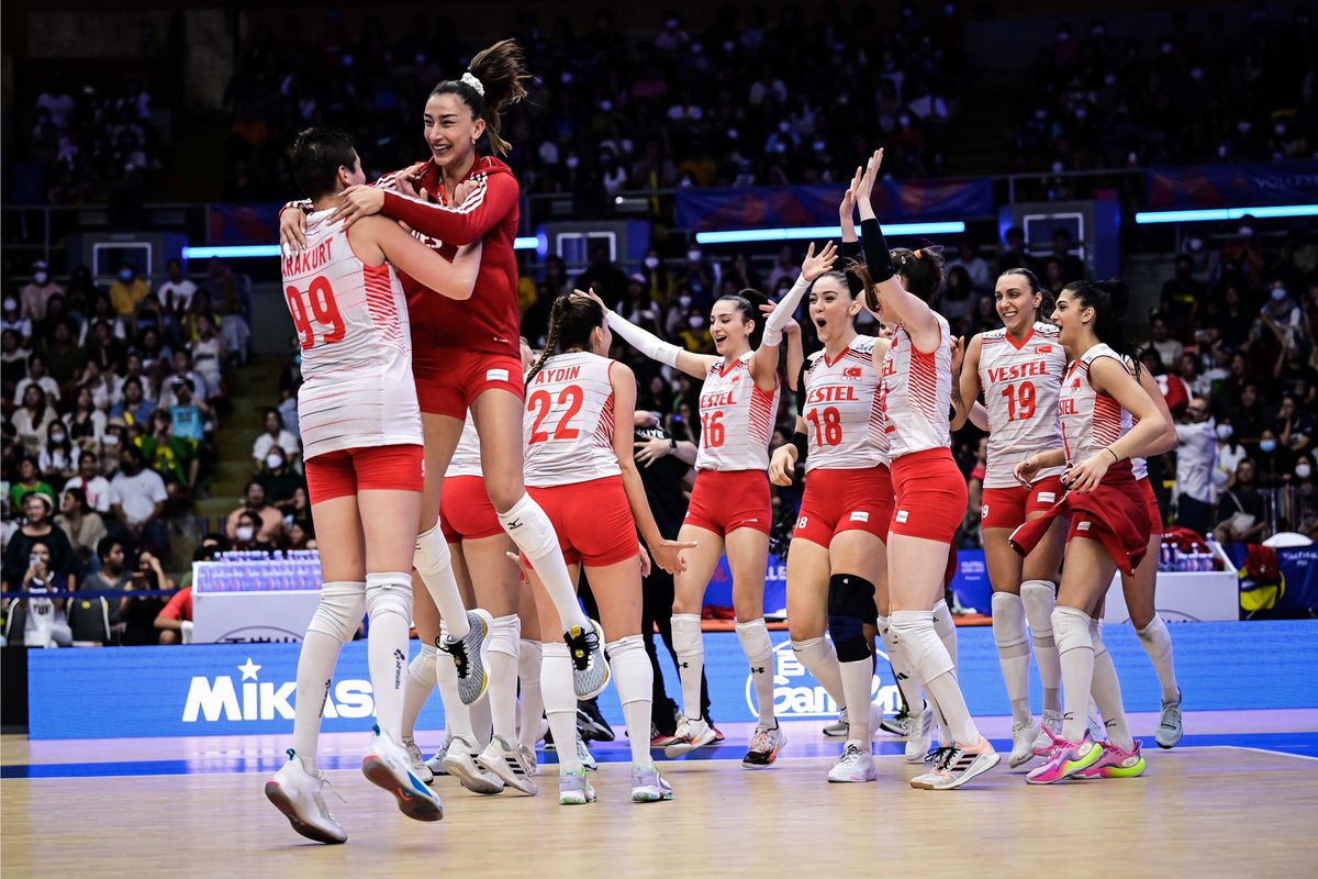 Temmzvolley's tweet photo. 🇹🇷TÜRKİYE kadın voleybol takımı dünya sıralamasında 2. sıraya yükseldi  👏

1. 🇺🇸Amerika 366
2. 🇹🇷Türkiye 358
3. 🇮🇹İtalya 354
4. 🇨🇳Çin 352
5. 🇧🇷Brezilya 346
6. 🇷🇸Sırbistan 345 
7. 🇵🇱Polonya 307

#VNL2023 #FİleninSultanları https://t.co/NOyEbkIwtR