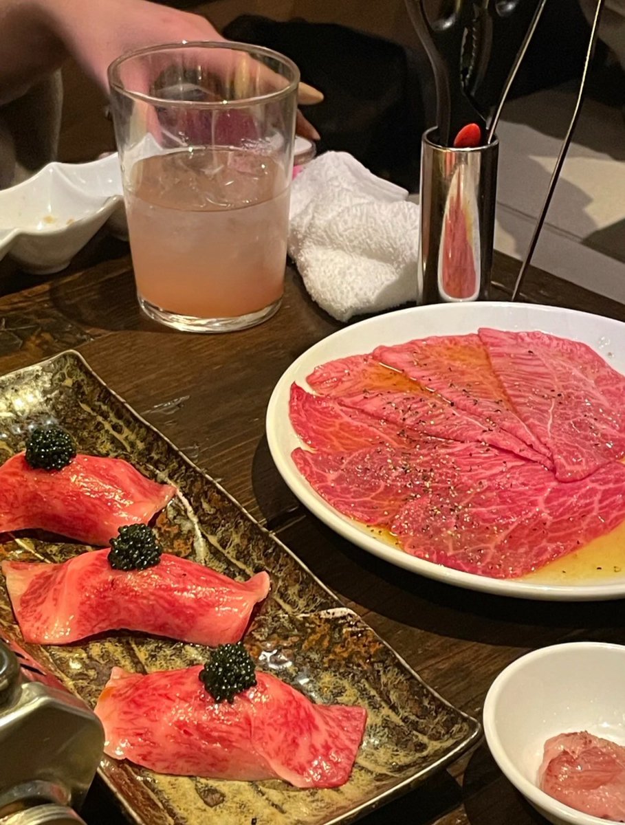 Why is it that when eating hot pot, there are fat calves and sheep, but there are no fat pigs?
Because the little fat pigs all eat the fat calves and sheep around the table.