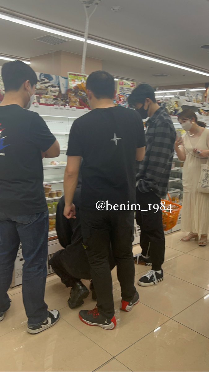 khkchnk's tweet photo. ตำนานเจโน่ยืนถือตะกร้ารอน้องจีซองเลือกขนมในมินิมาร์ทที่ญี่ปุ่น https://t.co/ifyhIfAt7N
