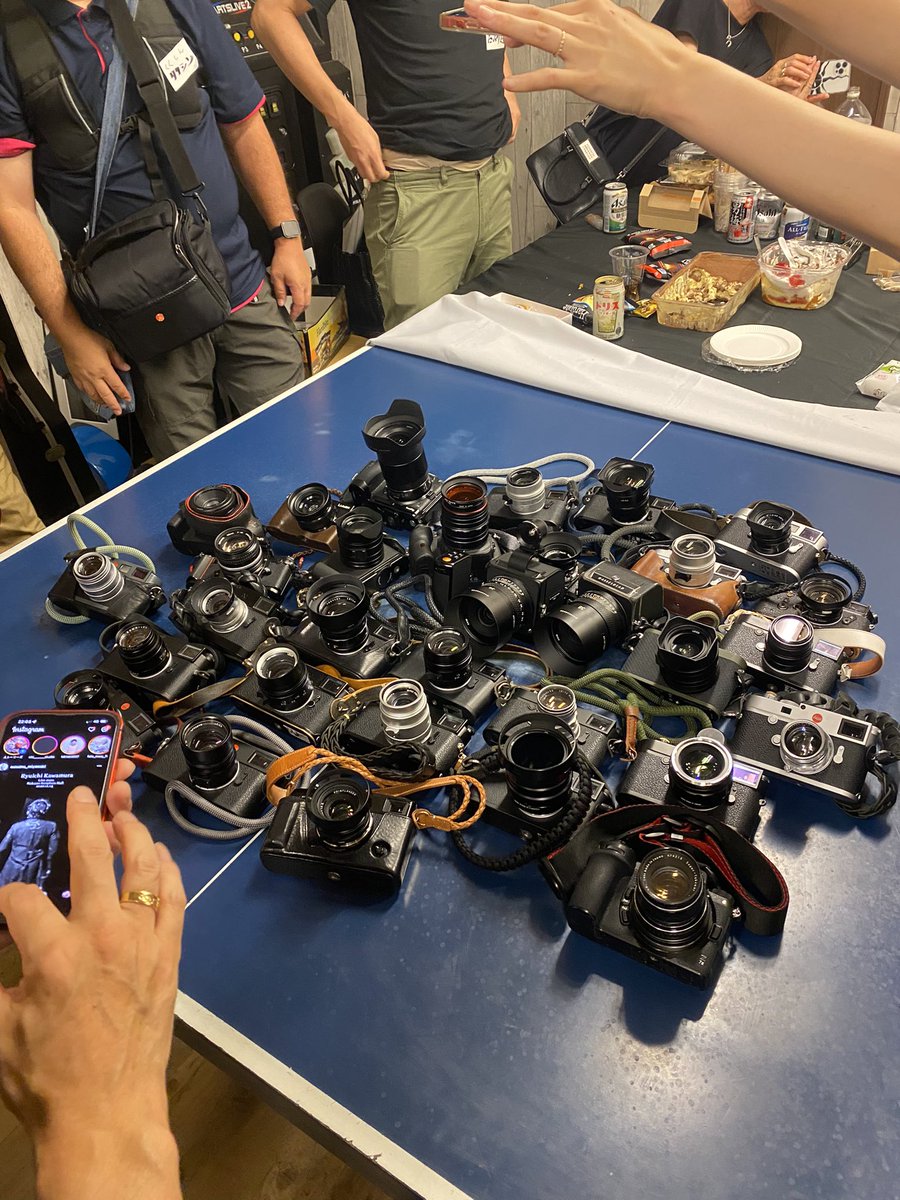 eno_on_red's tweet photo. 2023年7月14日(金)
HuBaseさんとMONO GRAPHY Camera & Artさんの共同開催の「カメラ会」に参加しました。
皆さんとの記念写真、そしてみなさんの素晴らしい愛機たち。(^∇^)
#monobase #カメラ会 https://t.co/amxVKwKsy4