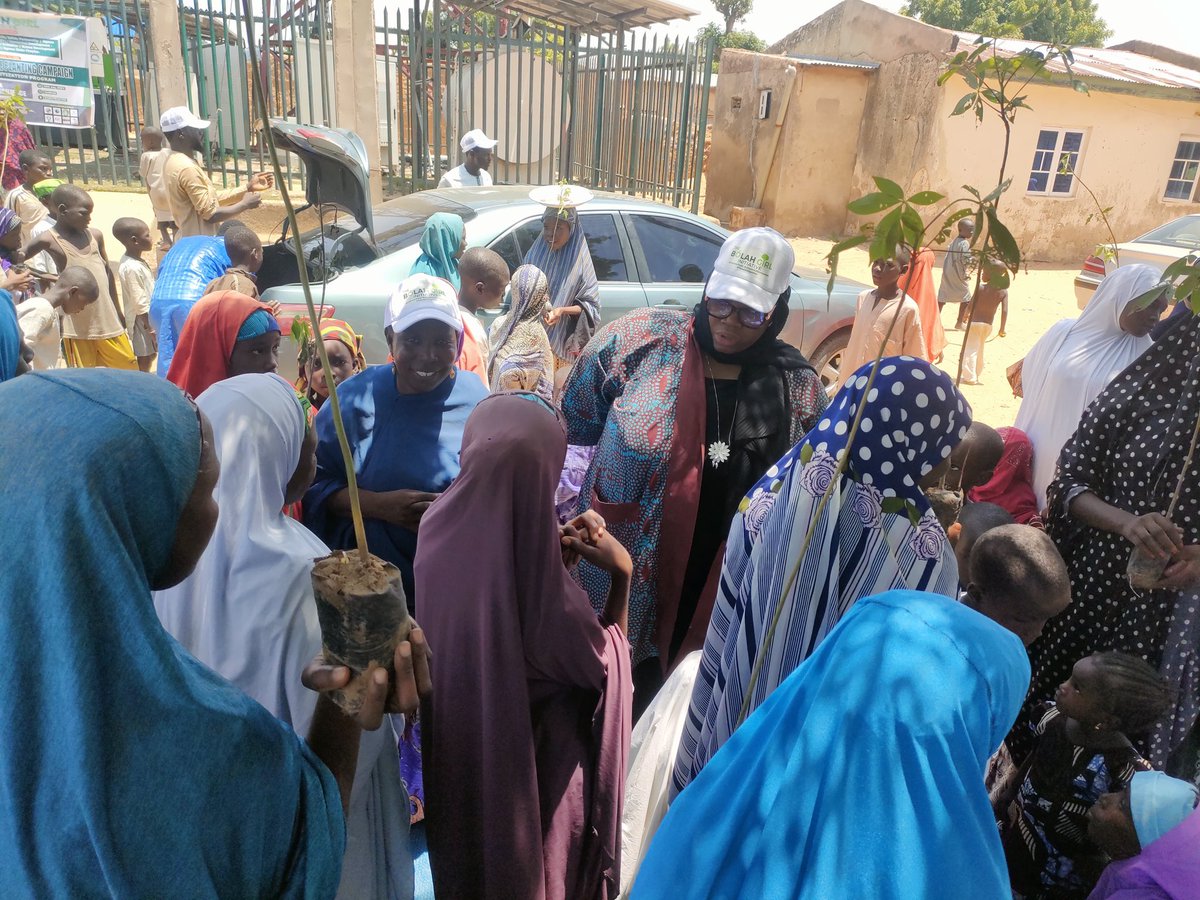 thebolahgirl's tweet photo. 💪💚 With their unwavering spirit, @thebolahgirl in collaboration with @Hashim @eei_nig #FUBI #VILDEV supported these amazing women to plant 200 cotton trees (Bishiyan Rimi) to serve a dual purpose: mitigating floods and providing sustainable livelihoods. https://t.co/FYyxktOOHs